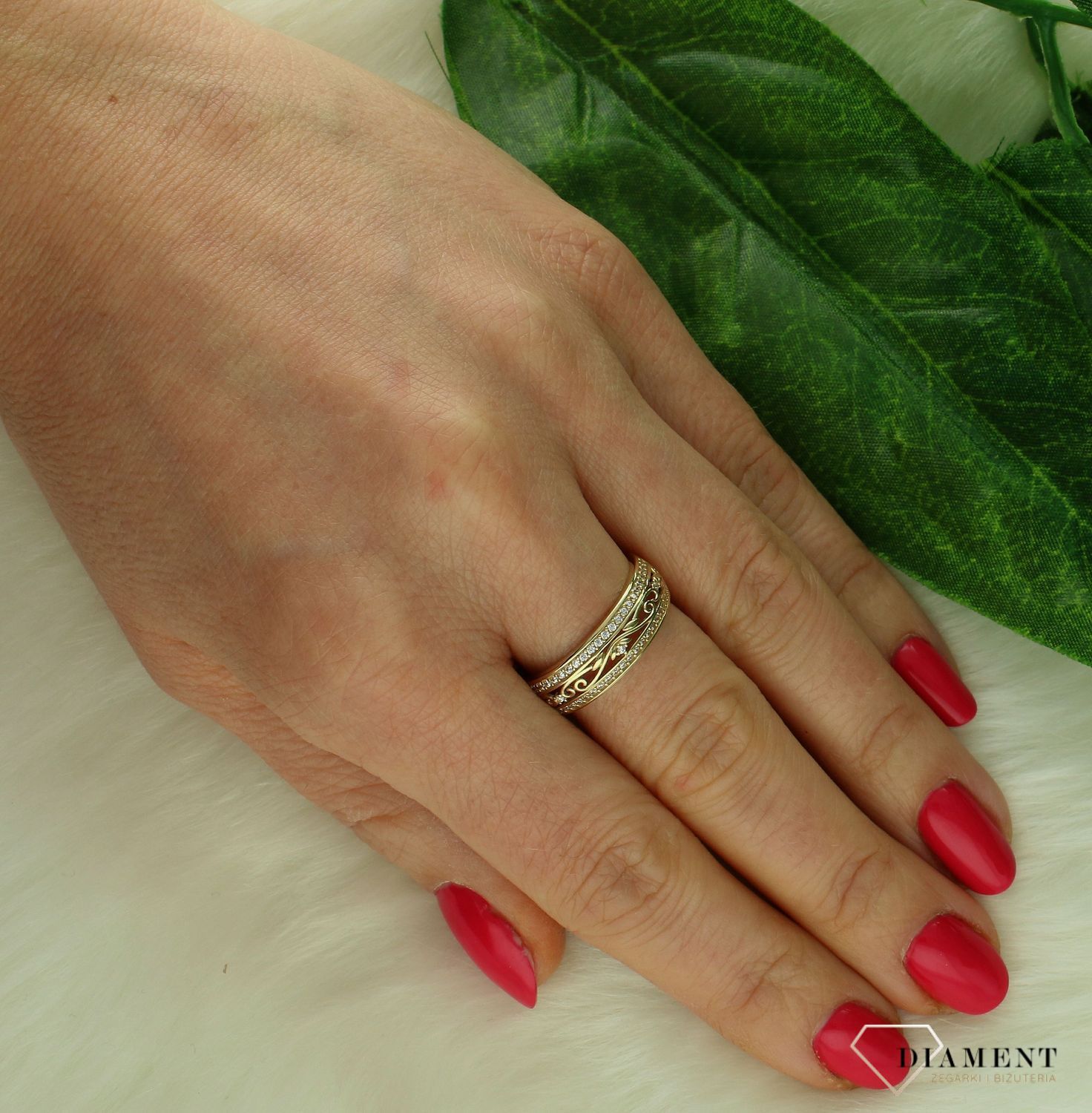 Złoty pierścionek damski 375 ozdobna obrączka PI 6037 375. Złoty pierścionek damski. Pierścionek damski ze złota. Pierścionek damski na prezent dla kobiety. Pierścionek złoty zaręczynowy..jpg